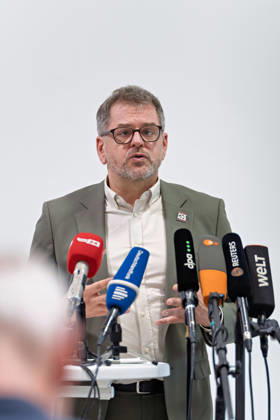 Berlin, 08.10.2026: Werner Graf (Bündnis 90 Die Grünen) gestikuliert beim gemeinsamen Pressestatement von Die Linke Berlin, Bündnis 90 Die Grünen Berlin und SPD Berlin nach Abschluss der Vorgespräche im Foyer des Hauses der Statistik vor den Mikrofonen der Medien. Pressestatement von Linke, Grünen und SPD in Berlin
