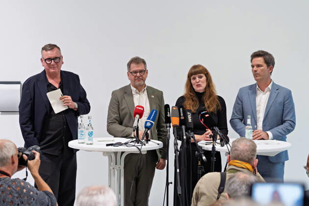 Berlin, 08.10.2026: Kerstin Wolter-Ehling (Die Linke, 2.v.r.) spricht neben Werner Graf (Bündnis 90 Die Grünen, 2.v.l.) und Steffen Krach (SPD, r.) beim gemeinsamen Pressestatement nach Abschluss der Vorgespräche ihrer Parteien im Foyer des Hauses der Statistik zu den Medienvertretern. Pressestatement von Linke, Grünen und SPD in Berlin