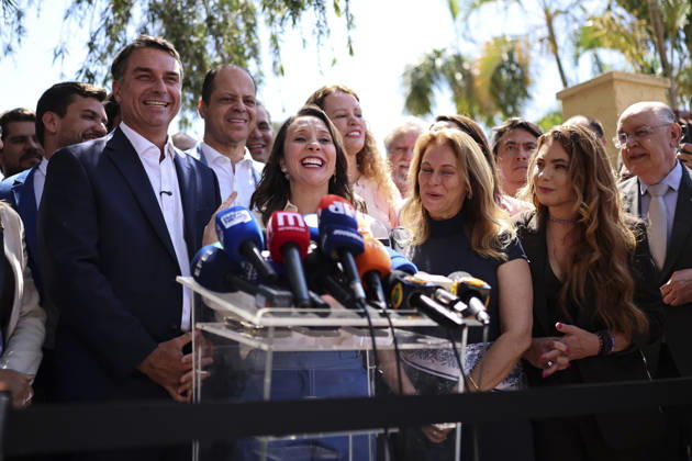 Brazilian presidential candidate Flavio Bolsonaro of the Liberal Party BRASILIA, BRAZIL - OCTOBER 08 : Brazilian presidential candidate Flavio Bolsonaro of the Liberal Party (PL) speaks to the press during a meeting with elected governors ahead of the presidential runoff election, in Brasilia, Brazil on October 08, 2026. Mateus Bonomi Anadolu Brasilia Brazil. Editorial use only. Please get in touch for any other usage. Copyright: x2026xAnadoluxMateusxBonomix
