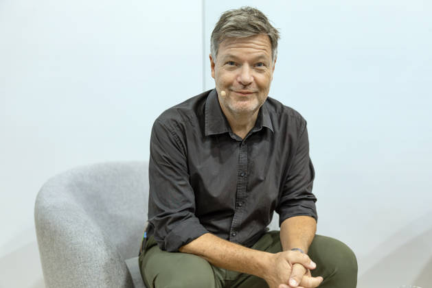 Buchmesse Frankfurt 2026 Robert Habeck stellt am Messestand von Thalia sein neues Buch Arctic Meltdown vor., Frankfurt am Main Hessen Deutschland Messegelände