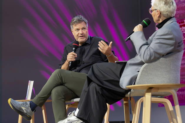 Buchmesse Frankfurt 2026 Robert Habeck stellt auf der Literaturbühne von ARD, ZDF und 3sat sein neues Buch Arctic Meltdown vor. Rechts im Vordergrund Moderatorin Bärbel Schäfer., Frankfurt am Main Hessen Deutschland Messegelände