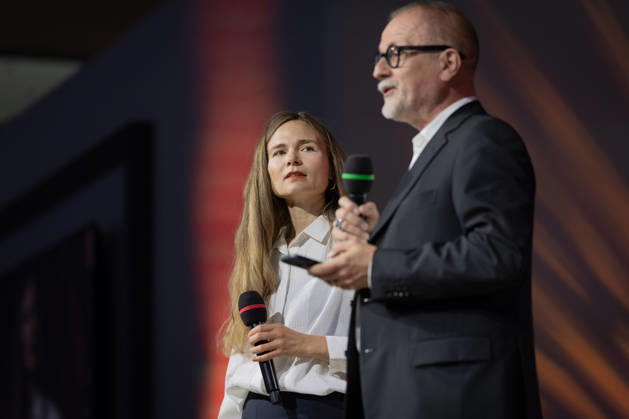 Buchmesse Frankfurt 2026 Valeria Gordeev erhält den aspekte Literaturpreis 2026 für ihr Buch Die Zikade entschlüft ihrer goldglänzenden Hülle . Im Vordergrund Daniel Fiedler, Leiter der Redaktion Kultur Berlin im ZDF., Frankfurt am Main Hessen Deutschland Messegelände