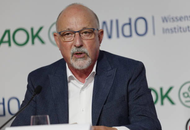 AOK-Fehlzeitenreport 2026 vorgestellt 2026-10-08 Deutschland, Berlin PressekonferenzFehlzeiten-Report 2026 des AOK-Bundesverbands und des Wissenschaftlichen instituts der AOK (WIsO). Im Bild Helmut Schröder, Geschäftsführer des Wissenschaftlichen Instituts der AOK und Mitherausgeber des Reports, Prof. Dr. med. Steffi G. Riedel-Heller, MPH, Direktorin des Instituts für Sozialmedizin, Arbeitsmedizin unbd Publich Health der Universität Leipzig sowie Mit-Autorin des Fehlzeiten-Reports 2026.