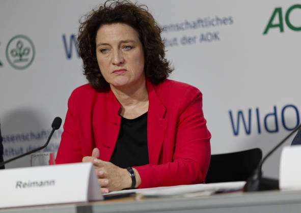 AOK-Fehlzeitenreport 2026 vorgestellt 2026-10-08 Deutschland, Berlin PressekonferenzFehlzeiten-Report 2026 des AOK-Bundesverbands und des Wissenschaftlichen instituts der AOK (WIsO). Im Bild Dr. Carola Reimann, Vorstandsvorsitzende AOK-Bundesverband.