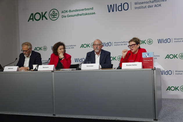 AOK-Fehlzeitenreport 2026 vorgestellt 2026-10-08 Deutschland, Berlin PressekonferenzFehlzeiten-Report 2026 des AOK-Bundesverbands und des Wissenschaftlichen instituts der AOK (WIsO). Im Bild v. l. Kai Behrens, AOK-Pressesprecher, Dr. Carola Reimann, Vorstandsvorsitzende AOK-Bundesverband, Helmut Schröder, Geschäftsführer des Wissenschaftlichen Instituts der AOK und Mitherausgeber des Reports, Prof. Dr. med. Steffi G. Riedel-Heller, MPH, Direktorin des Instituts für Sozialmedizin, Arbeitsmedizin unbd Publich Health der Universität Leipzig sowie Mit-Autorin des Fehlzeiten-Reports 2026.