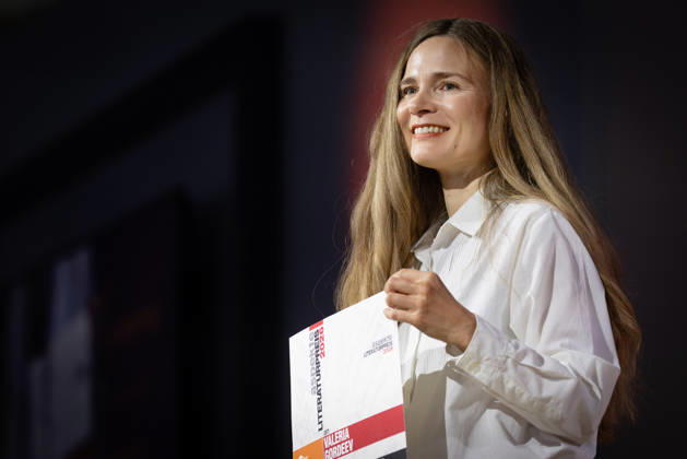 Buchmesse Frankfurt 2026 Valeria Gordeev erhält den aspekte Literaturpreis 2026 für ihr Buch Die Zikade entschlüft ihrer goldglänzenden Hülle ., Frankfurt am Main Hessen Deutschland Messegelände