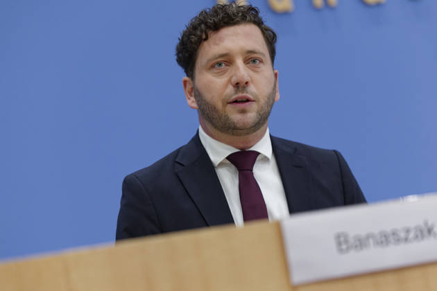 Grüne stellen Plan für Deutschland vor 2026-10-08 Deutschland, Berlin Bundespressekonferenz zur Vorstellung des Leitantrages Unser Plan für Deutschland der Grünen-Bundestagsfraktion. Im Bild Felix Banaszak, Bundesvorsitzender Bündnis 90 Die Grünen.