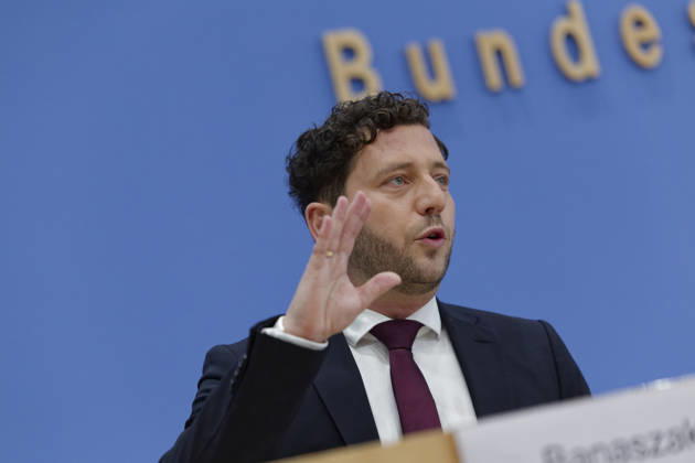 Grüne stellen Plan für Deutschland vor 2026-10-08 Deutschland, Berlin Bundespressekonferenz zur Vorstellung des Leitantrages Unser Plan für Deutschland der Grünen-Bundestagsfraktion. Im Bild Felix Banaszak, Bundesvorsitzender Bündnis 90 Die Grünen.