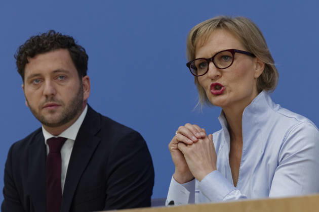 Grüne stellen Plan für Deutschland vor 2026-10-08 Deutschland, Berlin Bundespressekonferenz zur Vorstellung des Leitantrages Unser Plan für Deutschland der Grünen-Bundestagsfraktion. Im Bild Felix Banasz, Bundesvorstizender von Bündnis 90 Die Grünen, und Franziska Brantner, Bundesvorsitzende Bündnis 90 Die Grünen.
