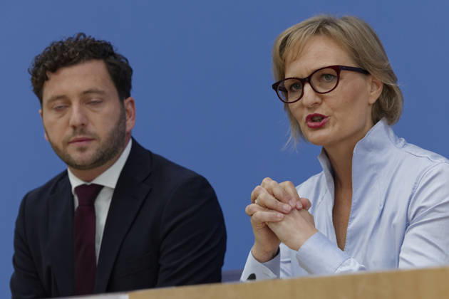 Grüne stellen Plan für Deutschland vor 2026-10-08 Deutschland, Berlin Bundespressekonferenz zur Vorstellung des Leitantrages Unser Plan für Deutschland der Grünen-Bundestagsfraktion. Im Bild Felix Banasz, Bundesvorstizender von Bündnis 90 Die Grünen, und Franziska Brantner, Bundesvorsitzende Bündnis 90 Die Grünen.