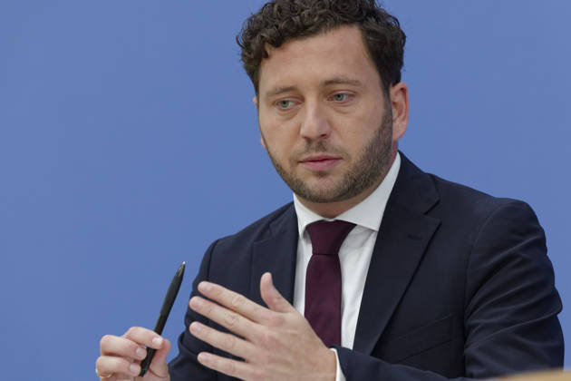 Grüne stellen Plan für Deutschland vor 2026-10-08 Deutschland, Berlin Bundespressekonferenz zur Vorstellung des Leitantrages Unser Plan für Deutschland der Grünen-Bundestagsfraktion. Im Bild Felix Banaszak, Bundesvorsitzender Bündnis 90 Die Grünen.