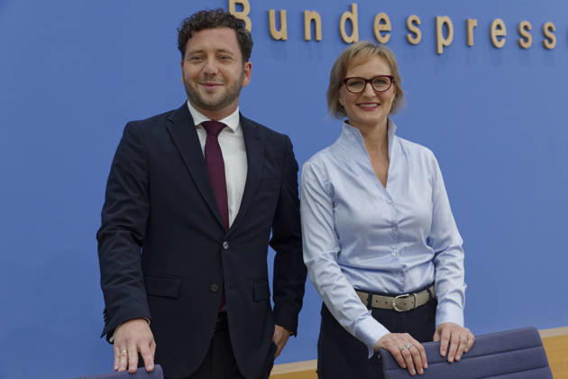 Grüne stellen Plan für Deutschland vor 2026-10-08 Deutschland, Berlin Bundespressekonferenz zur Vorstellung des Leitantrages Unser Plan für Deutschland der Grünen-Bundestagsfraktion. Im Bild Felix Banasz, Bundesvorstizender von Bündnis 90 Die Grünen, und Franziska Brantner, Bundesvorsitzende Bündnis 90 Die Grünen.