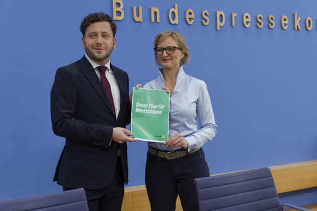 Grüne stellen Plan für Deutschland vor 2026-10-08 Deutschland, Berlin Bundespressekonferenz zur Vorstellung des Leitantrages Unser Plan für Deutschland der Grünen-Bundestagsfraktion. Im Bild Felix Banasz, Bundesvorstizender von Bündnis 90 Die Grünen, und Franziska Brantner, Bundesvorsitzende Bündnis 90 Die Grünen.