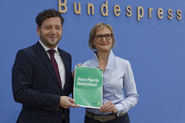 Grüne stellen Plan für Deutschland vor 2026-10-08 Deutschland, Berlin Bundespressekonferenz zur Vorstellung des Leitantrages Unser Plan für Deutschland der Grünen-Bundestagsfraktion. Im Bild Felix Banasz, Bundesvorstizender von Bündnis 90 Die Grünen, und Franziska Brantner, Bundesvorsitzende Bündnis 90 Die Grünen.