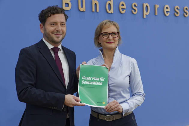 Grüne stellen Plan für Deutschland vor 2026-10-08 Deutschland, Berlin Bundespressekonferenz zur Vorstellung des Leitantrages Unser Plan für Deutschland der Grünen-Bundestagsfraktion. Im Bild Felix Banasz, Bundesvorstizender von Bündnis 90 Die Grünen, und Franziska Brantner, Bundesvorsitzende Bündnis 90 Die Grünen.