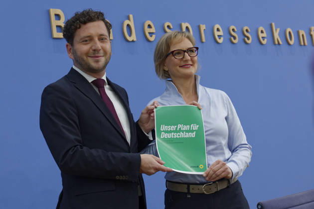 Grüne stellen Plan für Deutschland vor 2026-10-08 Deutschland, Berlin Bundespressekonferenz zur Vorstellung des Leitantrages Unser Plan für Deutschland der Grünen-Bundestagsfraktion. Im Bild Felix Banasz, Bundesvorstizender von Bündnis 90 Die Grünen, und Franziska Brantner, Bundesvorsitzende Bündnis 90 Die Grünen.