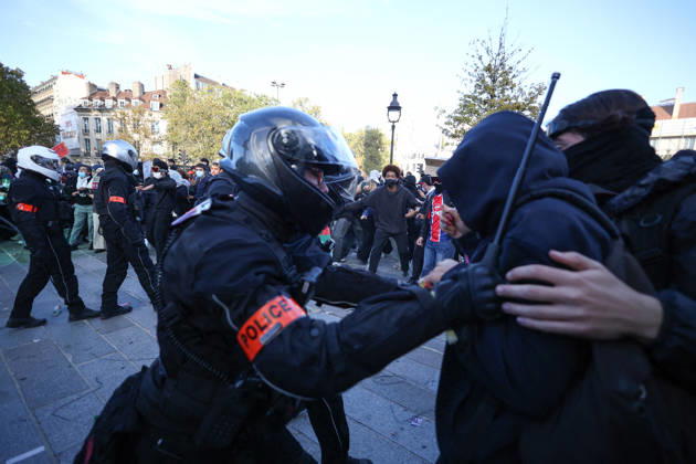 Clashes With Police During Students Protest - Paris Clash between high-school students and policemen during high-school students demonstration at Place de la Bastille, in Paris, France on October 8, 2026, as part of a nationwide protest movement over learning conditions. Since late September, pupils have barred the entrances to hundreds of schools, complaining of teacher absences, overloaded timetables, dilapidated classrooms and buildings ill-adapted to rising temperatures, among other grievances. Photo by Raphael Lafargue ABACAPRESS.COM Paris France  Copyright: xLafarguexRaphael ABACAx
