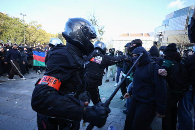 Clashes With Police During Students Protest - Paris Clash between high-school students and policemen during high-school students demonstration at Place de la Bastille, in Paris, France on October 8, 2026, as part of a nationwide protest movement over learning conditions. Since late September, pupils have barred the entrances to hundreds of schools, complaining of teacher absences, overloaded timetables, dilapidated classrooms and buildings ill-adapted to rising temperatures, among other grievances. Photo by Raphael Lafargue ABACAPRESS.COM Paris France  Copyright: xLafarguexRaphael ABACAx