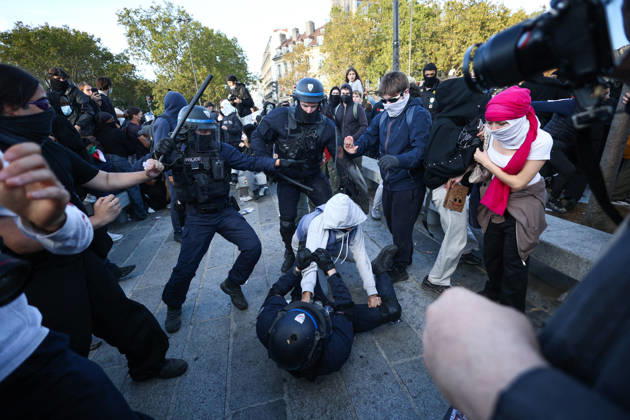 Clashes With Police During Students Protest - Paris Clash between high-school students and policemen during high-school students demonstration at Place de la Bastille, in Paris, France on October 8, 2026, as part of a nationwide protest movement over learning conditions. Since late September, pupils have barred the entrances to hundreds of schools, complaining of teacher absences, overloaded timetables, dilapidated classrooms and buildings ill-adapted to rising temperatures, among other grievances. Photo by Raphael Lafargue ABACAPRESS.COM Paris France  Copyright: xLafarguexRaphael ABACAx
