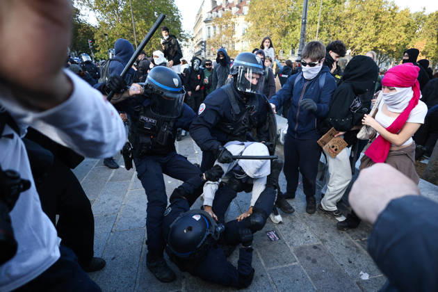 Clashes With Police During Students Protest - Paris Clash between high-school students and policemen during high-school students demonstration at Place de la Bastille, in Paris, France on October 8, 2026, as part of a nationwide protest movement over learning conditions. Since late September, pupils have barred the entrances to hundreds of schools, complaining of teacher absences, overloaded timetables, dilapidated classrooms and buildings ill-adapted to rising temperatures, among other grievances. Photo by Raphael Lafargue ABACAPRESS.COM Paris France  Copyright: xLafarguexRaphael ABACAx