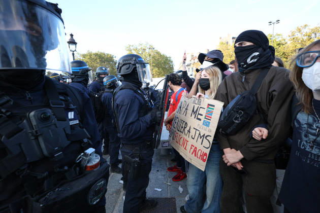 Clashes With Police During Students Protest - Paris Clash between high-school students and policemen during high-school students demonstration at Place de la Bastille, in Paris, France on October 8, 2026, as part of a nationwide protest movement over learning conditions. Since late September, pupils have barred the entrances to hundreds of schools, complaining of teacher absences, overloaded timetables, dilapidated classrooms and buildings ill-adapted to rising temperatures, among other grievances. Photo by Raphael Lafargue ABACAPRESS.COM Paris France  Copyright: xLafarguexRaphael ABACAx