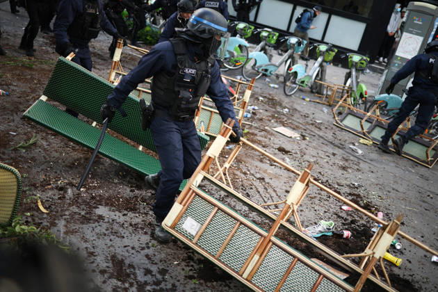 Clashes With Police During Students Protest - Paris Clash between high-school students and policemen during high-school students demonstration at Place de la Bastille, in Paris, France on October 8, 2026, as part of a nationwide protest movement over learning conditions. Since late September, pupils have barred the entrances to hundreds of schools, complaining of teacher absences, overloaded timetables, dilapidated classrooms and buildings ill-adapted to rising temperatures, among other grievances. Photo by Raphael Lafargue ABACAPRESS.COM Paris France  Copyright: xLafarguexRaphael ABACAx
