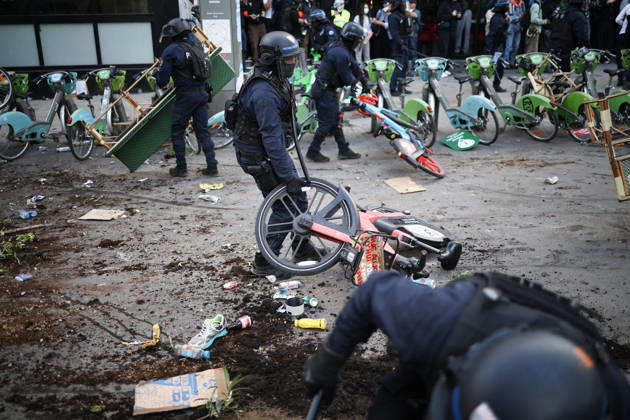 Clashes With Police During Students Protest - Paris Clash between high-school students and policemen during high-school students demonstration at Place de la Bastille, in Paris, France on October 8, 2026, as part of a nationwide protest movement over learning conditions. Since late September, pupils have barred the entrances to hundreds of schools, complaining of teacher absences, overloaded timetables, dilapidated classrooms and buildings ill-adapted to rising temperatures, among other grievances. Photo by Raphael Lafargue ABACAPRESS.COM Paris France  Copyright: xLafarguexRaphael ABACAx
