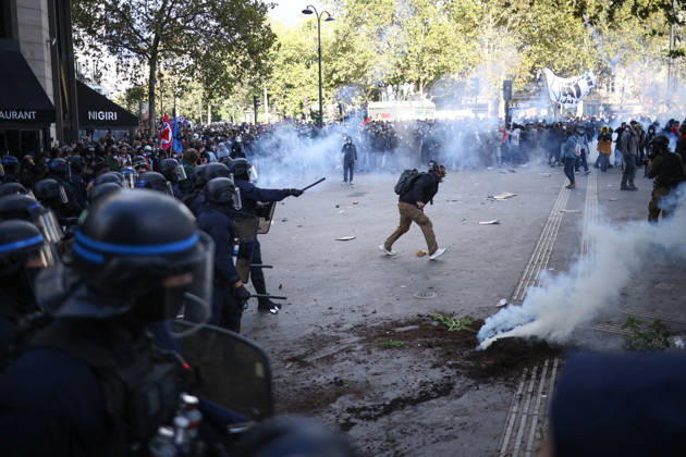 Clashes With Police During Students Protest - Paris Clash between high-school students and policemen during high-school students demonstration at Place de la Bastille, in Paris, France on October 8, 2026, as part of a nationwide protest movement over learning conditions. Since late September, pupils have barred the entrances to hundreds of schools, complaining of teacher absences, overloaded timetables, dilapidated classrooms and buildings ill-adapted to rising temperatures, among other grievances. Photo by Raphael Lafargue ABACAPRESS.COM Paris France  Copyright: xLafarguexRaphael ABACAx