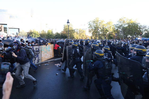 Clashes With Police During Students Protest - Paris Clash between high-school students and policemen during high-school students demonstration at Place de la Bastille, in Paris, France on October 8, 2026, as part of a nationwide protest movement over learning conditions. Since late September, pupils have barred the entrances to hundreds of schools, complaining of teacher absences, overloaded timetables, dilapidated classrooms and buildings ill-adapted to rising temperatures, among other grievances. Photo by Raphael Lafargue ABACAPRESS.COM Paris France  Copyright: xLafarguexRaphael ABACAx