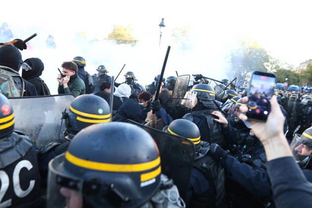 Clashes With Police During Students Protest - Paris Clash between high-school students and policemen during high-school students demonstration at Place de la Bastille, in Paris, France on October 8, 2026, as part of a nationwide protest movement over learning conditions. Since late September, pupils have barred the entrances to hundreds of schools, complaining of teacher absences, overloaded timetables, dilapidated classrooms and buildings ill-adapted to rising temperatures, among other grievances. Photo by Raphael Lafargue ABACAPRESS.COM Paris France  Copyright: xLafarguexRaphael ABACAx