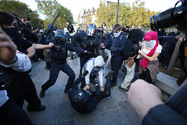 Clashes With Police During Students Protest - Paris Clash between high-school students and policemen during high-school students demonstration at Place de la Bastille, in Paris, France on October 8, 2026, as part of a nationwide protest movement over learning conditions. Since late September, pupils have barred the entrances to hundreds of schools, complaining of teacher absences, overloaded timetables, dilapidated classrooms and buildings ill-adapted to rising temperatures, among other grievances. Photo by Raphael Lafargue ABACAPRESS.COM Paris France  Copyright: xLafarguexRaphael ABACAx