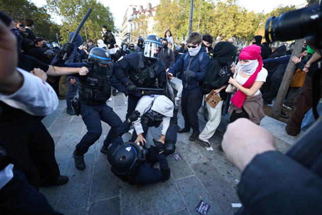 Clashes With Police During Students Protest - Paris Clash between high-school students and policemen during high-school students demonstration at Place de la Bastille, in Paris, France on October 8, 2026, as part of a nationwide protest movement over learning conditions. Since late September, pupils have barred the entrances to hundreds of schools, complaining of teacher absences, overloaded timetables, dilapidated classrooms and buildings ill-adapted to rising temperatures, among other grievances. Photo by Raphael Lafargue ABACAPRESS.COM Paris France  Copyright: xLafarguexRaphael ABACAx
