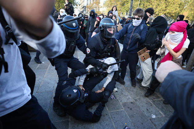 Clashes With Police During Students Protest - Paris Clash between high-school students and policemen during high-school students demonstration at Place de la Bastille, in Paris, France on October 8, 2026, as part of a nationwide protest movement over learning conditions. Since late September, pupils have barred the entrances to hundreds of schools, complaining of teacher absences, overloaded timetables, dilapidated classrooms and buildings ill-adapted to rising temperatures, among other grievances. Photo by Raphael Lafargue ABACAPRESS.COM Paris France  Copyright: xLafarguexRaphael ABACAx