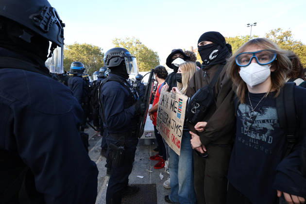 Clashes With Police During Students Protest - Paris Clash between high-school students and policemen during high-school students demonstration at Place de la Bastille, in Paris, France on October 8, 2026, as part of a nationwide protest movement over learning conditions. Since late September, pupils have barred the entrances to hundreds of schools, complaining of teacher absences, overloaded timetables, dilapidated classrooms and buildings ill-adapted to rising temperatures, among other grievances. Photo by Raphael Lafargue ABACAPRESS.COM Paris France  Copyright: xLafarguexRaphael ABACAx