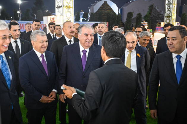 TURKMENISTAN, BALKAN PROVINCE - OCTOBER 8, 2026: Presidents Kassym-Jomart Tokayev of Kazakhstan, Shavkat Mirziyoyev of Uzbekistan, Emomali Rahmon of Tajikistan, Nikol Pashinyan, Prime Minister of Armenia, Presidents Sadyr Japarov (L-R front) of Kyrgyzstan, Serdar Berdimuhamedow of Turkmenistan, and Ilham Aliyev (L-R back) of Azerbaijan visit a traditional food festival in the Awaza National Tourist Zone on the sidelines of a meeting of the CIS (Commonwealth of Independent States) Council of Heads of State in Turkmenbasy Turkmenistan - ZUMAt113 20261008_zaa_t113_631 Copyright: xSergeixBobylevx