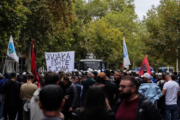 Tensions at Albanian Parliament over territorial reform TIRANA, ALBANIA OCTOBER 8, 2026: Citizens, local activists and supporters of the opposition gather outside the Albanian Parliament as lawmakers debate and vote on proposed changes to the country™s administrative-territorial division. The reform proposes reducing the number of municipalities from 61 to 46 through the merger of 15 existing municipalities, including Divjakë, Polican and Memaliaj. Residents and representatives of municipalities affected by the proposed changes joined the protest, calling for their municipalities to be preserved. Protesters displayed banners and slogans opposing the proposed mergers. Tensions escalated between protesters and police, with reports of Copyright: x xVlasovxSulajx xJNAxPressx