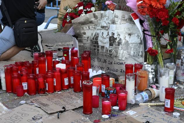 Shrine dedicated to Maricarmen Abascal in Madrid MADRID, SPAIN OCTOBER 8, 2026: A shrine is displayed at Puerta del Sol in Madrid dedicated to Maricarmen Abascal, who died in hospital on October 7, 2026, two weeks after being evicted from her home. The shrine was placed at the central Madrid square following her death. Abascal™s death has drawn attention to her housing situation and the circumstances surrounding her eviction. Puerta del Sol is one of Madrid™s main public squares and a prominent location for public gatherings and memorials. Madrid Spain Copyright: x xTomasxCallex xJNAxPressx