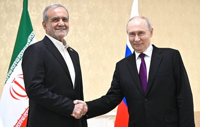 Turkmenistan Russia 9260793 08.10.2026 Iranian President Masoud Pezeshkian and Russian President Vladimir Putin shake hands as they pose for photos before a meeting in Turkmenbashi, Turkmenistan. Sergey Bobylev Sputnik Turkmenbashi Turkmenistan Copyright: xSergeyxBobylevx