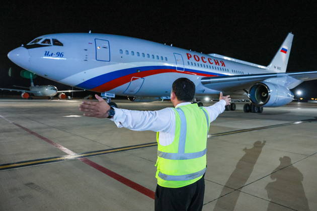 TURKMENISTAN, BALKAN PROVINCE - OCTOBER 8, 2026: A member of ground staff signals during a ceremony to welcome the arrival of Vladimir Putin, President of Russia, ahead of a meeting of the CIS (Commonwealth of Independent States) Council of Heads of State in Turkmenbasy Turkmenistan - ZUMAt113 20261008_zaa_t113_691 Copyright: xVladimirxSmirnovx