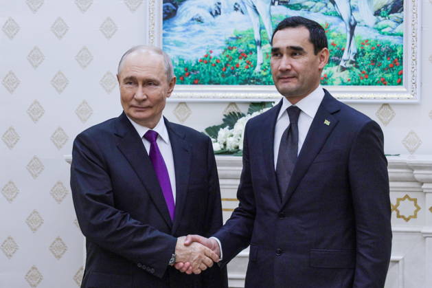 TURKMENISTAN, BALKAN PROVINCE - OCTOBER 8, 2026: Vladimir Putin (L), President of Russia, and his counterpart Serdar Berdimuhamedow of Turkmenistan shake hands during a bilateral meeting in Turkmenbasy Turkmenistan - ZUMAt113 20261008_zaa_t113_701 Copyright: xGavriilxGrigorovx