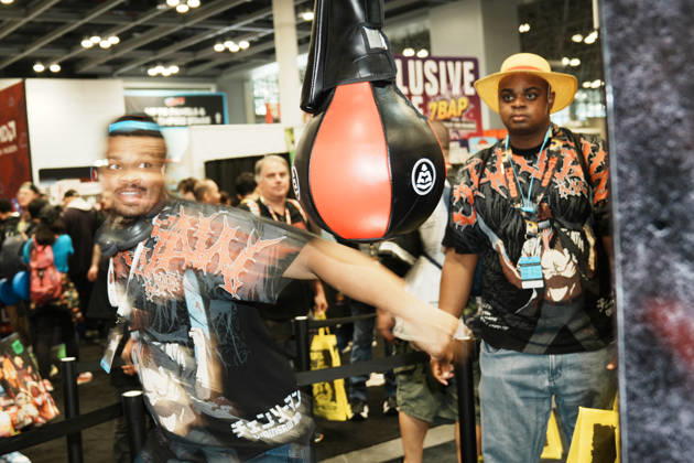 October 8, 2026, New York, New York, USA: An attendee swings at a punching bag at the 2026 New York Comic Con at the Javits Center on October 8, 2026 in New York. New York USA - ZUMAb148 20261008_zap_b148_067 Copyright: xBryanxSmithx