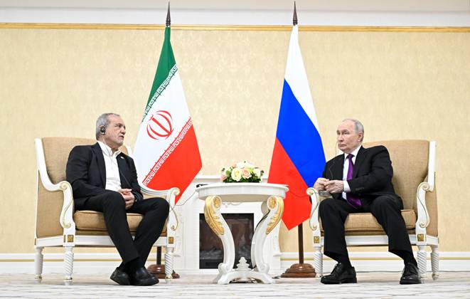 Turkmenistan Russia 9260795 08.10.2026 Iranian President Masoud Pezeshkian and Russian President Vladimir Putin attend a meeting in Turkmenbashi, Turkmenistan. Sergey Bobylev Sputnik Turkmenbashi Turkmenistan Copyright: xSergeyxBobylevx