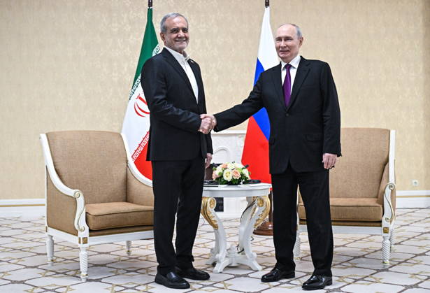 TURKMENISTAN, BALKAN PROVINCE - OCTOBER 8, 2026: Masoud Pezeshkian (L), President of Iran, and his counterpart Vladimir Putin of Russia shake hands during a bilateral meeting in Turkmenbasy Turkmenistan - ZUMAt113 20261008_zaa_t113_741 Copyright: xSergeixBobylevx