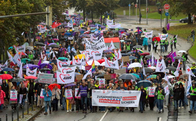 08.10.2026, Sozialstaatsdemonstration in Kiel Unter dem Motto Demokratie sichern - Zusammenhalt stärken haben die Wohlfahrtsverbände in Kiel zur Demonstration aufgerufen. Etwa 5000 Teilnehmer zogen nach der Eröffnungskundgebung vom Kieler Rathausplatz über den Düsternbrooker Weg zum Kieler Landeshaus Kiel Düsternbrooker Weg Schleswig-Holstein Deutschland