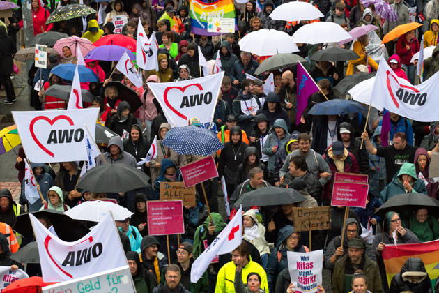 08.10.2026, Sozialstaatsdemonstration in Kiel Unter dem Motto Demokratie sichern - Zusammenhalt stärken haben die Wohlfahrtsverbände in Kiel zur Demonstration aufgerufen. Etwa 5000 Teilnehmer zogen nach der Eröffnungskundgebung vom Kieler Rathausplatz über den Düsternbrooker Weg zum Kieler Landeshaus Kiel Düsternbrooker Weg Schleswig-Holstein Deutschland