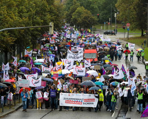08.10.2026, Sozialstaatsdemonstration in Kiel Unter dem Motto Demokratie sichern - Zusammenhalt stärken haben die Wohlfahrtsverbände in Kiel zur Demonstration aufgerufen. Etwa 5000 Teilnehmer zogen nach der Eröffnungskundgebung vom Kieler Rathausplatz über den Düsternbrooker Weg zum Kieler Landeshaus Kiel Düsternbrooker Weg Schleswig-Holstein Deutschland
