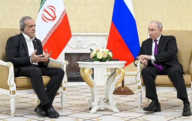 Turkmenistan Russia 9260819 08.10.2026 Iranian President Masoud Pezeshkian and Russian President Vladimir Putin shake hands before a meeting in Turkmenbashi, Turkmenistan. Sergey Bobylev Sputnik Turkmenbashi Turkmenistan Copyright: xSergeyxBobylevx