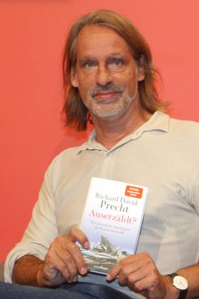 Bookfair - Frankfurt am Main, Deutschland. Die 78. Frankfurter Buchmesse 2026, zweiter Messetag. Die FBM gilt als der weltweit wichtigste Handelsplatz für gedruckte und digitale Inhalte sowie als eines der bedeutendsten kulturellen Ereignisse des Jahres für Bücher. Foto: Richard David Precht, Buchtitel - Auserzählt