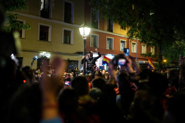 Farewell, Maricarmen Protest from Puerta del Sol to Maricarmen’s Home Hundreds of people took part in the Farewell, Maricarmen protest, marching from Puerta del Sol to Maricarmen’s home, on October 8, 2026, in Madrid, Spain. Many people have left candles, flowers, and signs of encouragement next to the doorway from which Maricarmen was evicted two weeks ago, hours after news broke of the death of the 87-year-old woman. To profit from homes is to traffic in lives. Let housing cost no more lives. Thank you, Maricarmen, reads one of the messages of gratitude. OCTOBER 8, 2026 PROTEST MARCH MARICARMEN TRIBUTE EVICTION EVICTED WOMAN SIGNS CANDLES Madrid, Spain Copyright: xMatiasxChiofalox 7830214