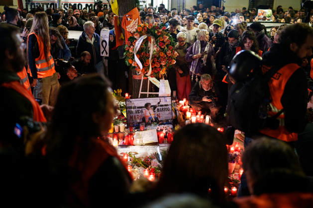 Farewell, Maricarmen Protest from Puerta del Sol to Maricarmen’s Home: Dozens of people leave flowers and candles during the Farewell, Maricarmen protest at Maricarmen’s home, on October 8, 2026, in Madrid, Spain. Many people have left candles, flowers, and signs of encouragement next to the doorway from which Maricarmen was evicted two weeks ago, hours after news broke of the death of the 87-year-old woman. To profit from housing is to traffic in life. Let no more lives be lost over housing. Thank you, Maricarmen, reads one of the messages of gratitude OCTOBER 8, 2026 PROTEST MARICARMEN TRIBUTE EVICTION EVICTED PERSON SIGNS CANDLES SAINZ DE BARANDA HOUSING FLOWERS Madrid Madrid, Spain Copyright: xMatiasxChiofalox 7830218